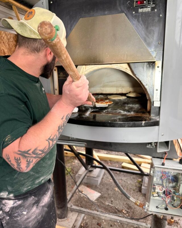 Name a better combination than pizza and beer! 🍻 🍕 

#willowrockbrewingcompany #drinklocal #brewery #syracuse #cicero #CNY #pizza #foodlover #ilovepizza #thursdayvibes #thirstythursday