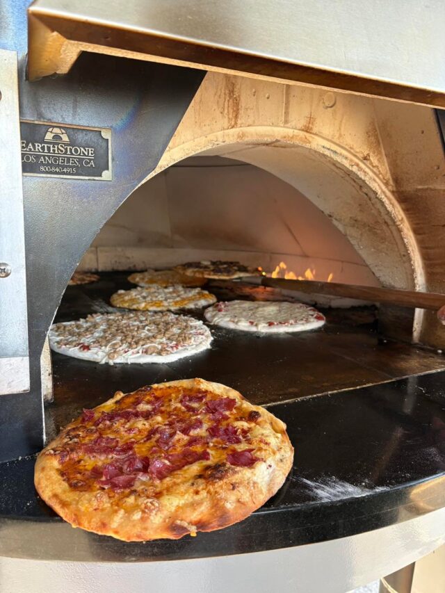 It’s SU football game day, and that means pizza and beer! 🏈 Watch the game at Willow Rock Cicero while enjoying some game day deals: $3 off regular sized pizzas, $2 off Willow Rock pints, and $1 off Leaf Seltzer cans! 🍺 

The game starts at 3:30PM and the deals run during the game 

#willowrockbrewingcompany #brewery #craftbeer #drinklocal #gamedaydeals #cicero #CNY #saturdayvibes #pizza