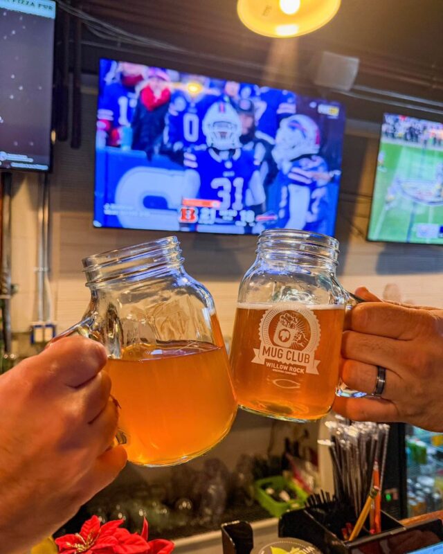 It’s SUNDAY FUNDAY in Cicero 🏈 

$10 cheese pizzas (dinner in only)
$3 off Willow Rock pitchers
$1 off Leaf seltzers

#syracuseny #beerstagram #wheresyracusedrinks #drinklocal #willowrock #sundayfunday #nfl #gameday