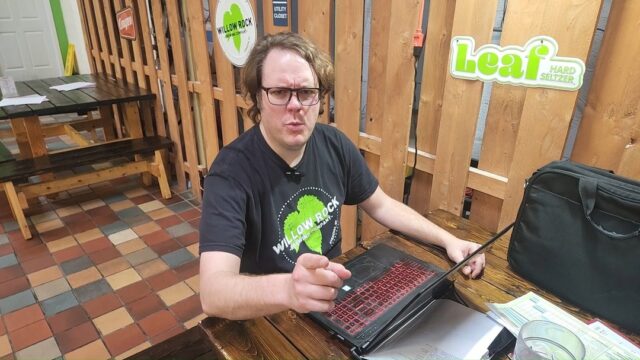 Fresh ESB...if you can get your hands on one!

Open today until 9pm!

#JoeStoleMyBeer #BreweryProblems #ESB #syracuse #CNY #thinknydrinkny #WRBC #beeracuse #thirstythursdays #aliens