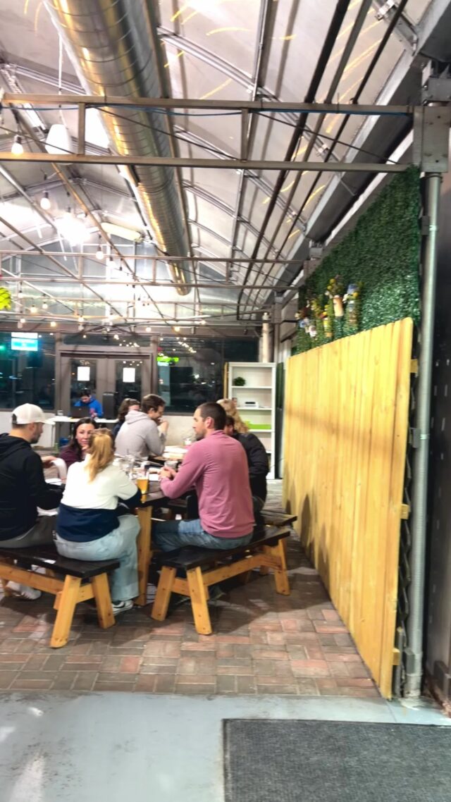 We love Tuesdays in Cicero! The greenhouse is filled with teams playing trivia with Syracuse Trivia Company and the beers are flowing 🍻