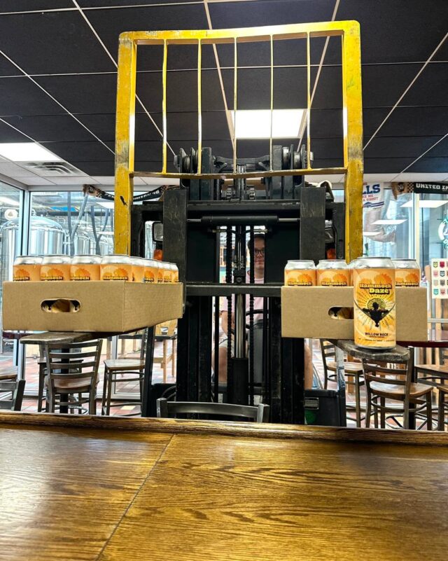 Stocking up on fresh Hammock Daze cans just in time for Thirsty Thursday. ✌🏻 

#willowrockbrewingcompany #craftbeer #hammockdaze #brewery #drinklocal #syracuse #WRBC #craftbeerlover #thirstythursday #CNY #drinknycraft