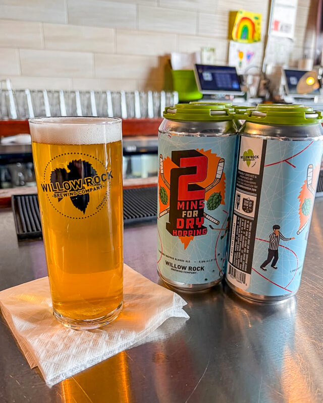 This afternoon we were visited by local author Stephanie Kirsche, author of the Syn Sisters series. Thanks for stopping by - we think you made a great choice in beers. 2 Minutes for Dry Hopping would be the perfect thing to drink while reading a hockey romance...

📸 by @slkstories