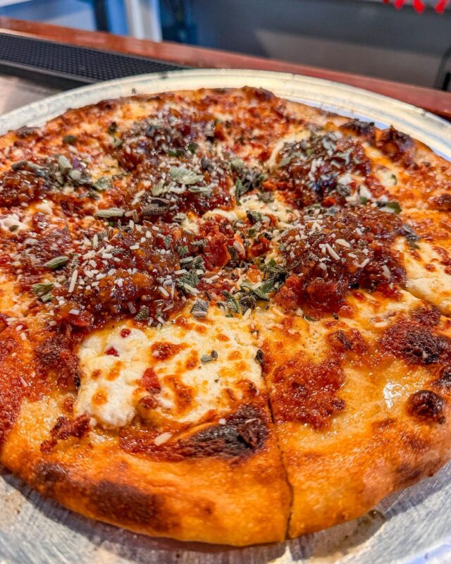 NEW SPECIALS! This coming week we are all about bacon jam. We’ve got it on pizza and served with chips. 

FIGGY PIGGY PIZZA - A garlic base topped with ricotta, bacon fig jam, maple syrup, and sage

 BACON JAM DIP - served with pita triangles for dipping

.

#wheresyracuseeats #syracuseeats #eatlocal #cratbeer #pizzanight #beerstagram #drinklocal #ilovepizza  #baconjam