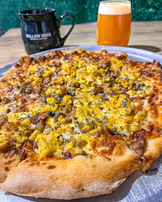 Breakfast Pizza is back in Cicero! And with our brand-new dough recipe, it's better than ever 🍕
Fluffy crust topped with eggs, bacon, sausage, sage, and maple syrup. What more could you ask for? Enjoy it for brinner this week or have it during our 80s party on Saturday!